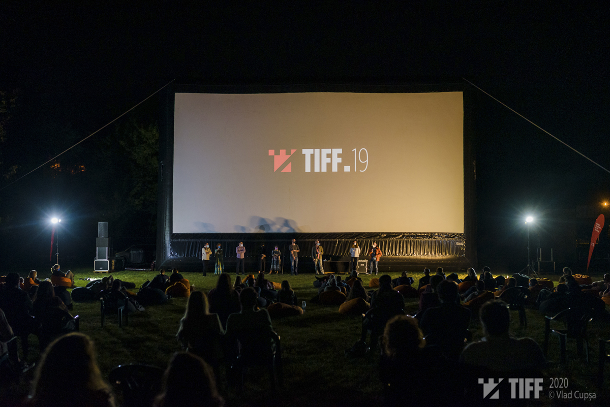 Replici la TIFF, între medicul Camelia Roiu și spectatori. ”Nu s-a schimbat nimic, dacă aș putea, mâine aș pleca!”. ”Și dacă plecați, pe noi cine ne mai salvează?”﻿
