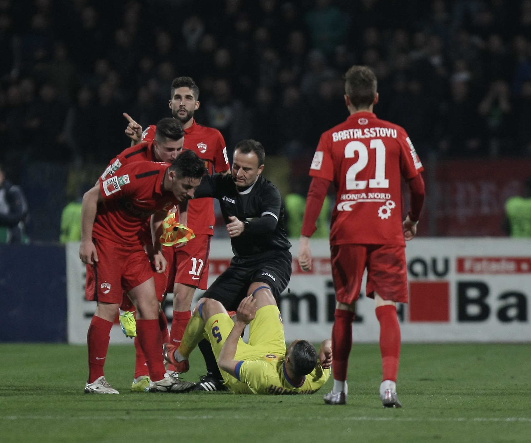 Tensiuni la Steaua. Campionii se critică între ei, după ce au scăpat victoria în finalul derby-ului cu Dinamo: ”Retragere inexplicabilă în repriza a doua. Bicfalvi a egalat, după o greșeală a lui Papp” / FOTO&VIDEO