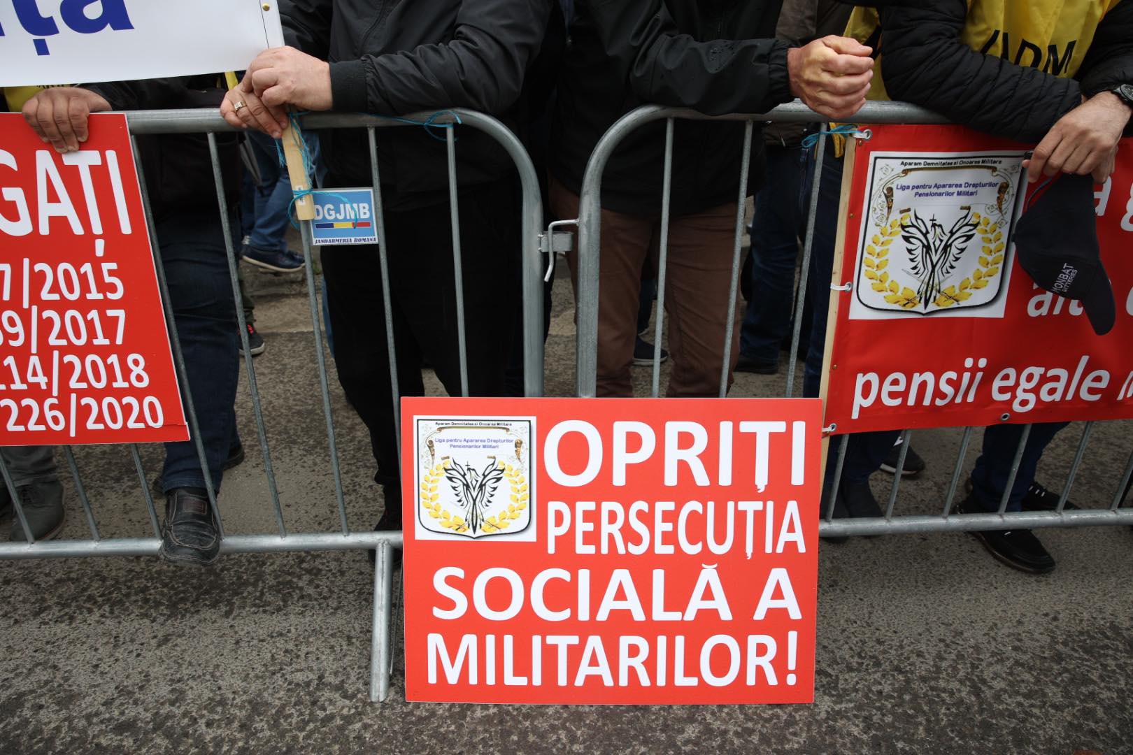 Pensionarii militari, protest la Bucureşti. Ei reclamă „incoerenţa legislativă şi discriminarea”