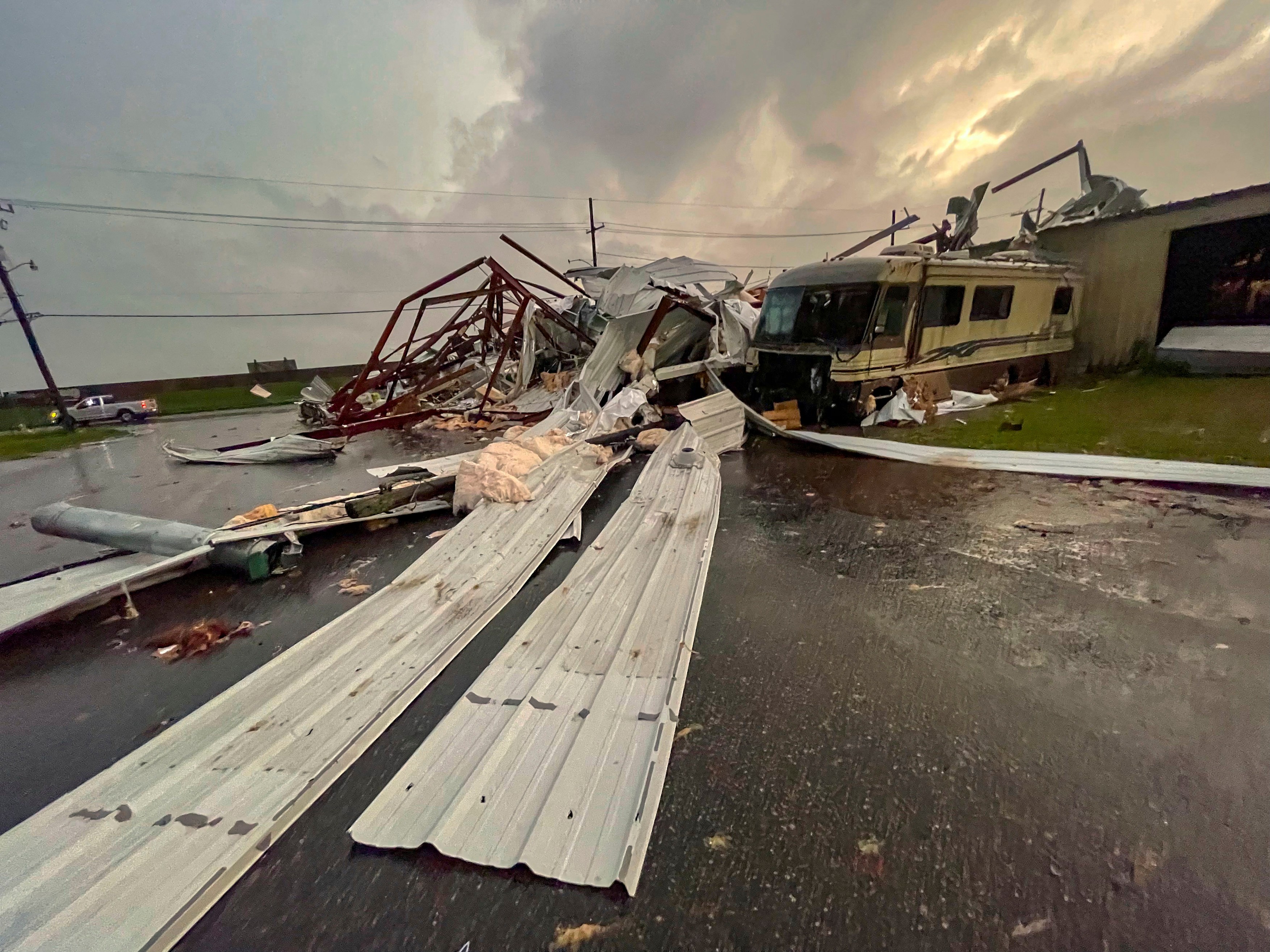 Șase state din SUA au rămas fără curent electric, după ce au fost lovite de tornade și de o furtună violentă