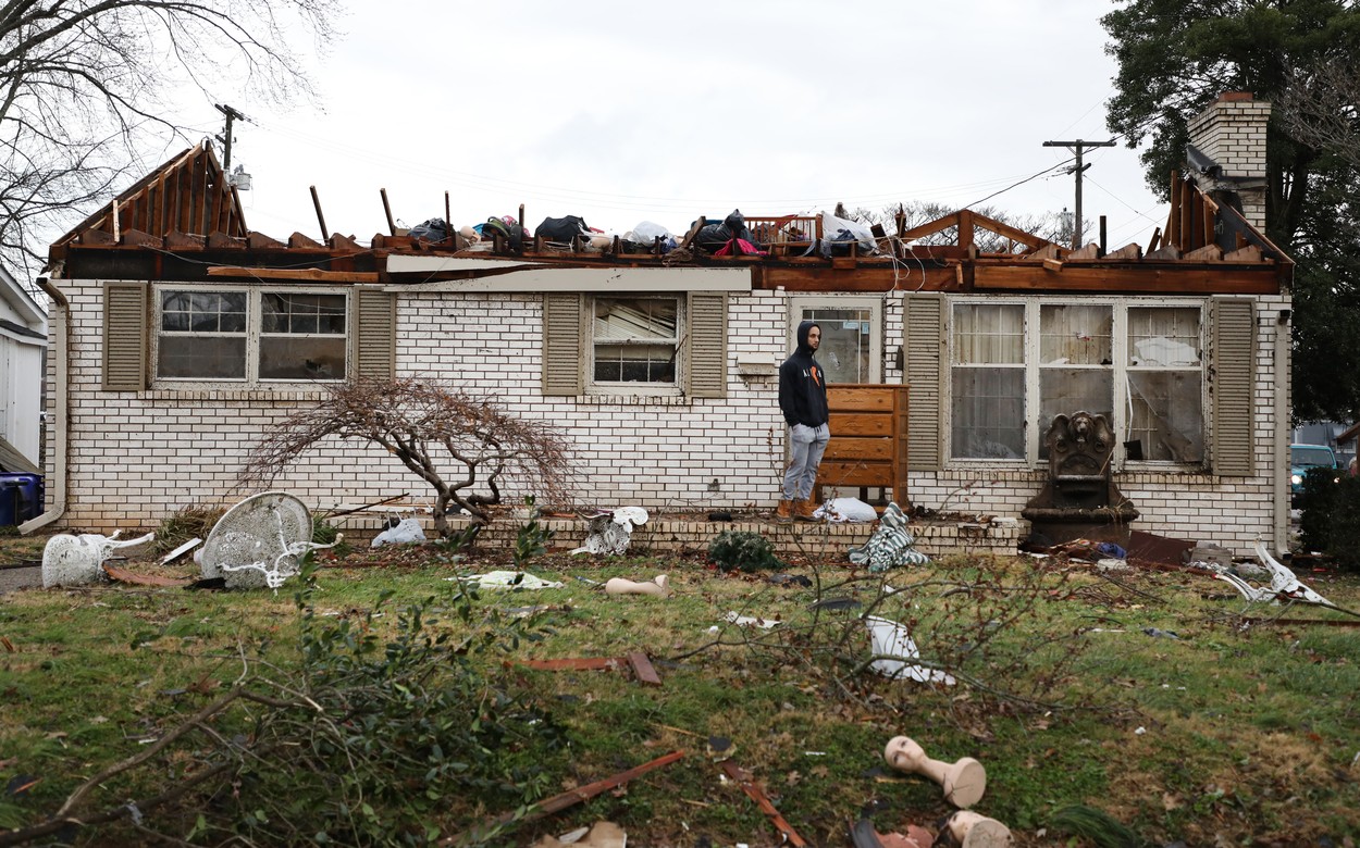 Cel puțin 70 de morți după ce un val de tornade a lovit centrul SUA. În Kentucky a fost declarată starea de urgenţă