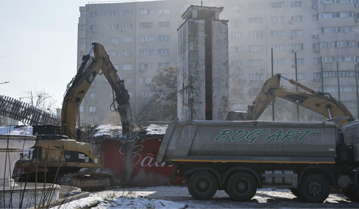 Demolarea stadionului Dinamo a început, în fața a 300 de suporteri. Ce va fi construit pe rămășițele arenei: „De azi înainte va fi doar istorie” 