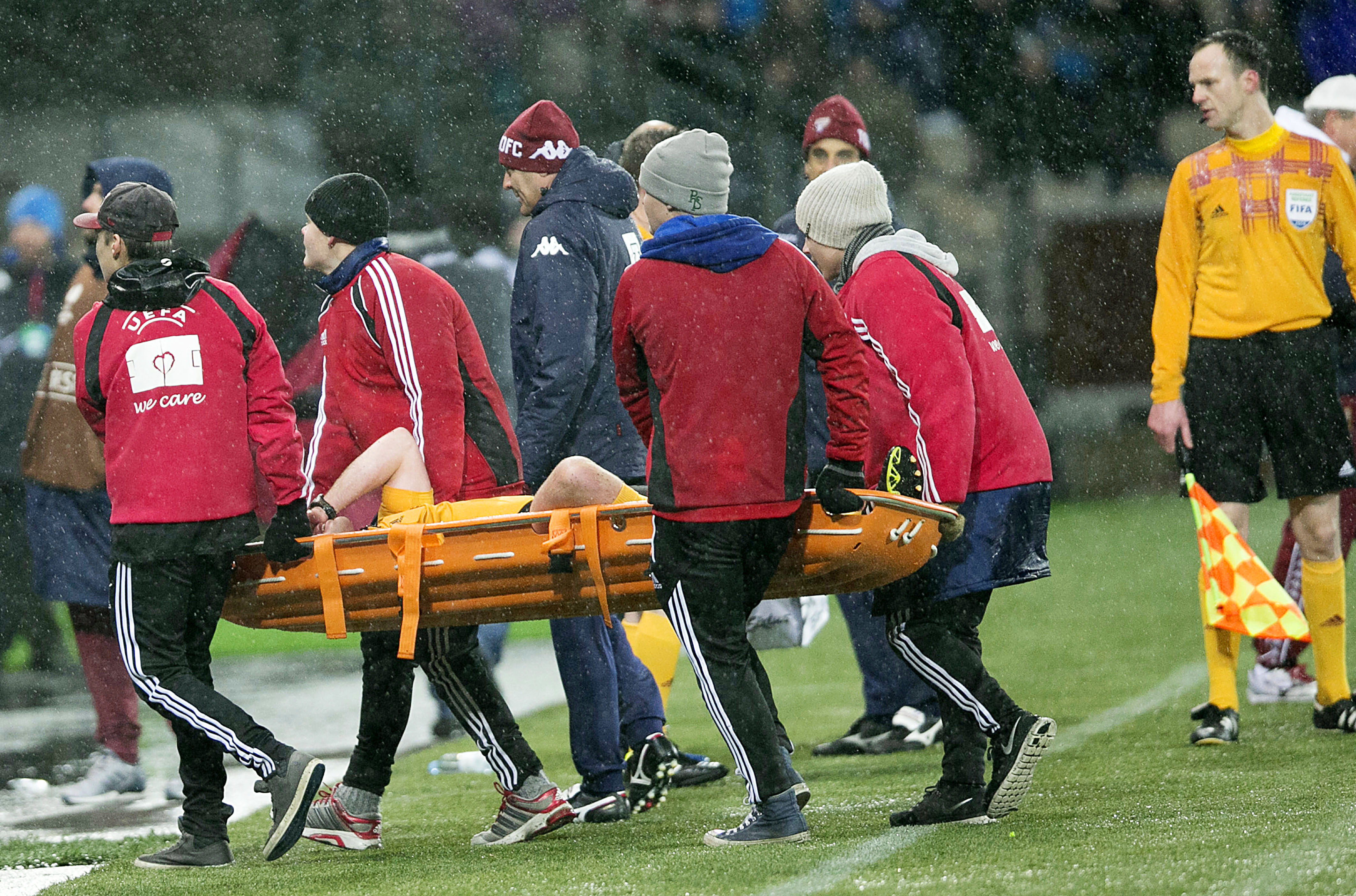 GALERIE FOTO / Arbitru, scos pe targă în timpul meciului HJK Helsinki - Torino, din Liga Europa! 