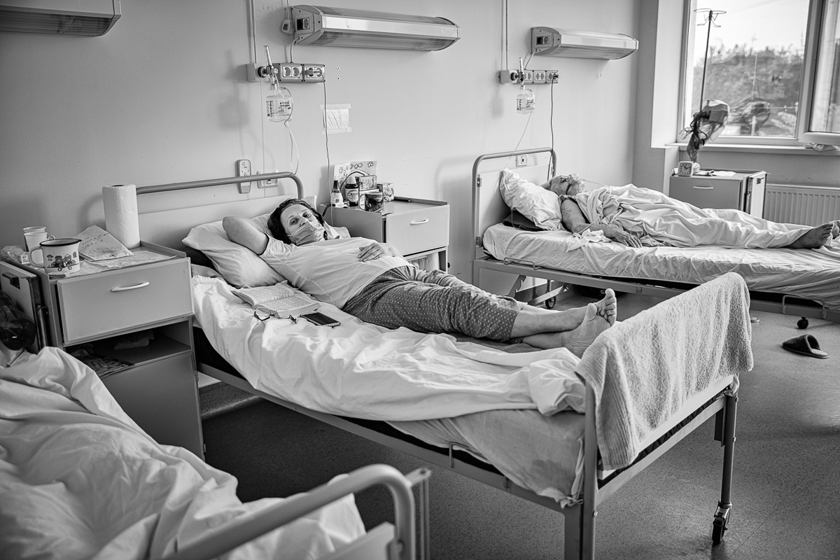 REPORTAJ | În Secţia COVID a Spitalului Judeţean Arad, medicii şi pacienţii împart şi responsabilitatea, şi teama în faţa bolii: „Ne-am dat curaj unii altora!”