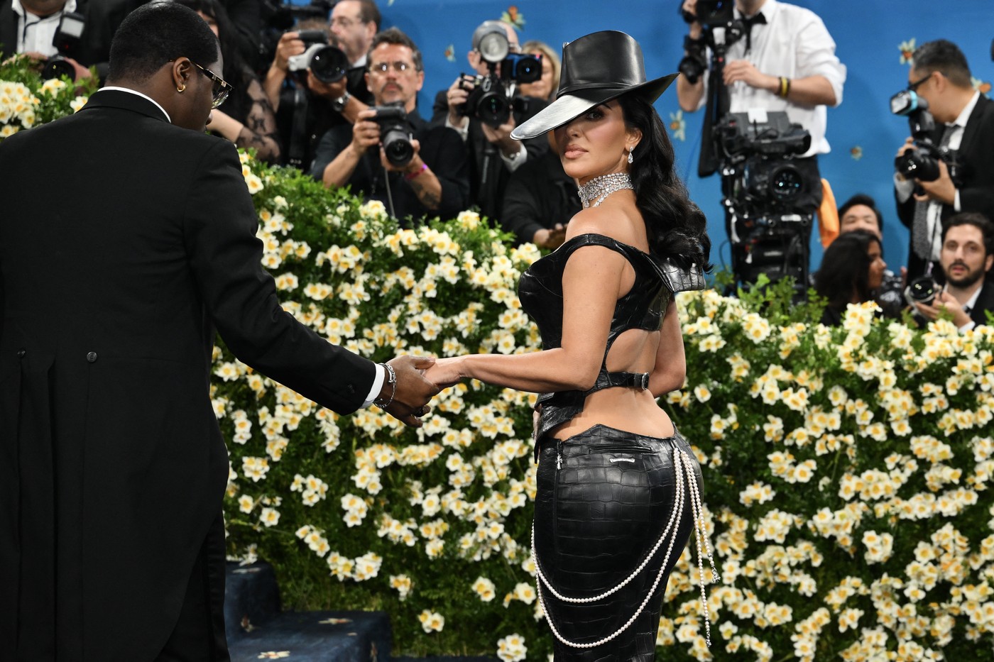 Met Gala 2025. Reacția lui Kim Kardashian după ce un agent de securitate a călcat-o pe rochie. Gestul ei, surprins de camerele de filmat