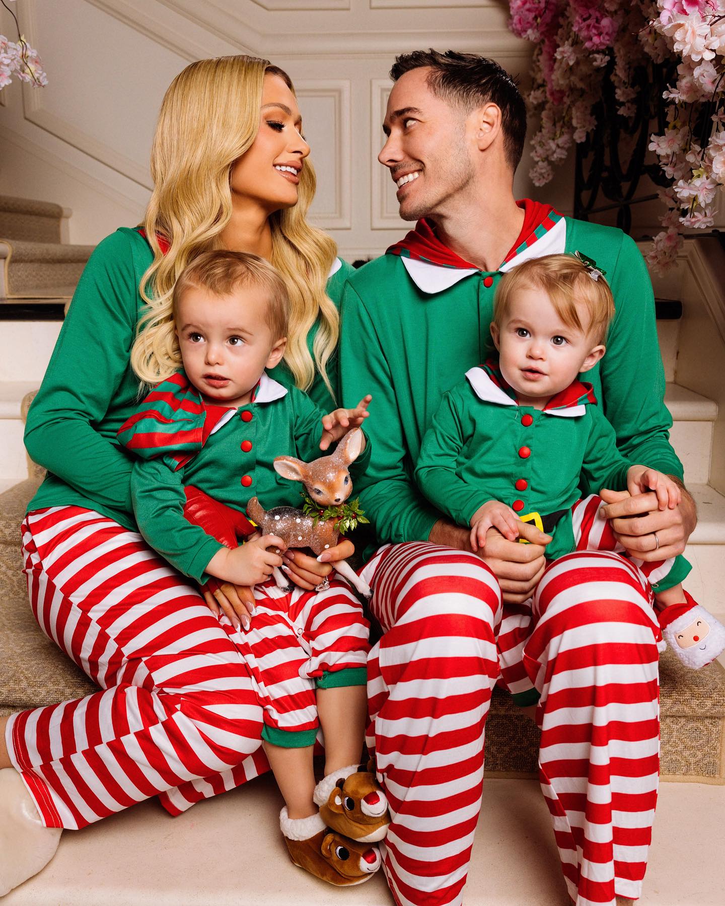 Paris Hilton a făcut o ședință foto de Crăciun complet dezbrăcată. S-a acoperit doar cu o fundă roșie: „Prezența mea e un cadou”