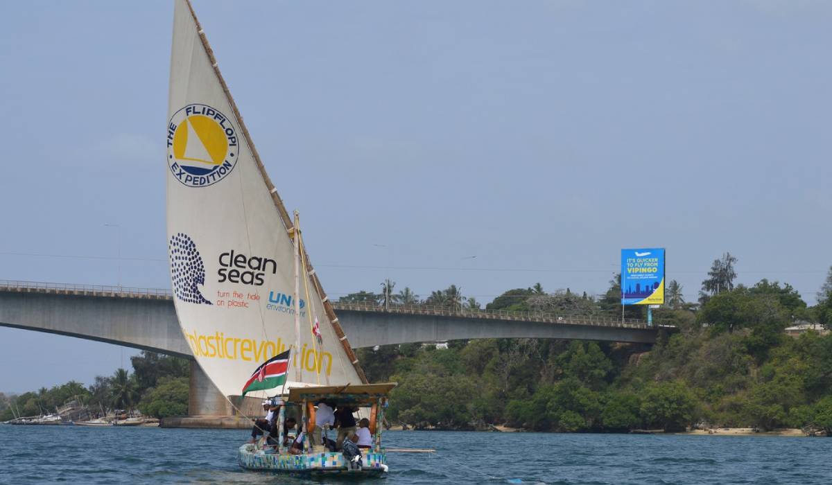 Flipflopi, barca de 9 metri construită din 30.000 de șlapi și 10 tone de plastic, a navigat 500 km, din Kenya până în Zanzibar