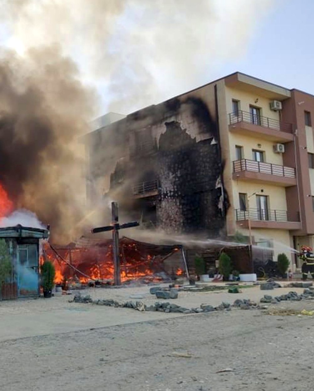 Incendiu violent la o biserică din Constanța. Flăcările s-au extins la un bloc de locuințe