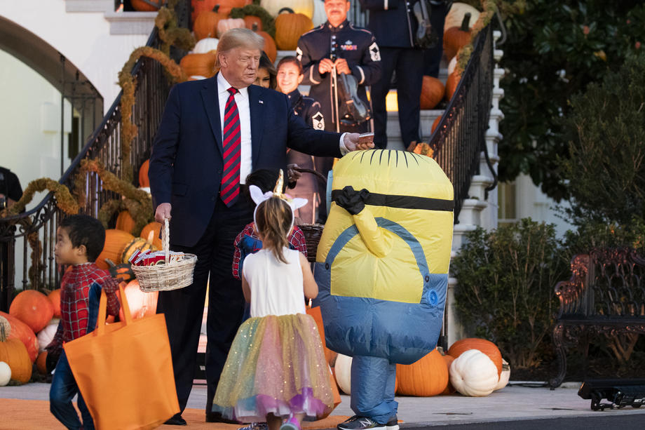 Casa Albă, decorată pentru Halloween. Gestul făcut de Trump când a văzut un copil îmbrăcat în costum de minion