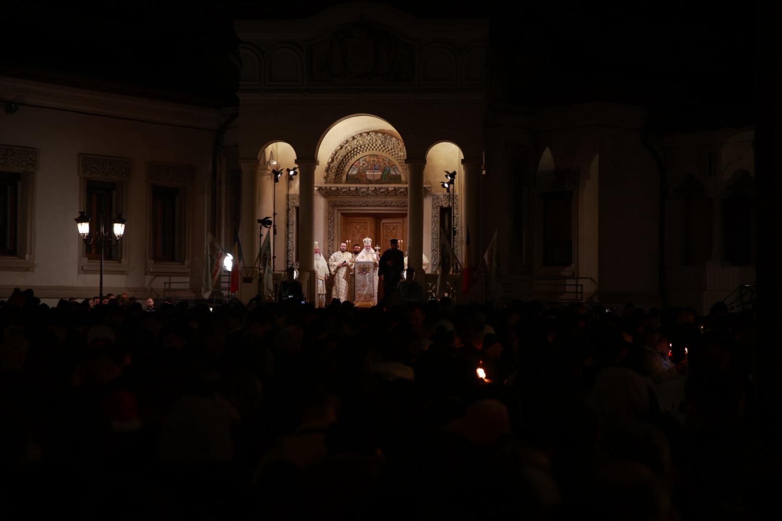 Hristos a înviat! Credincioșii au luat lumină la slujba de Înviere de la Patriarhia Română, oficiată de Preafericitul Daniel