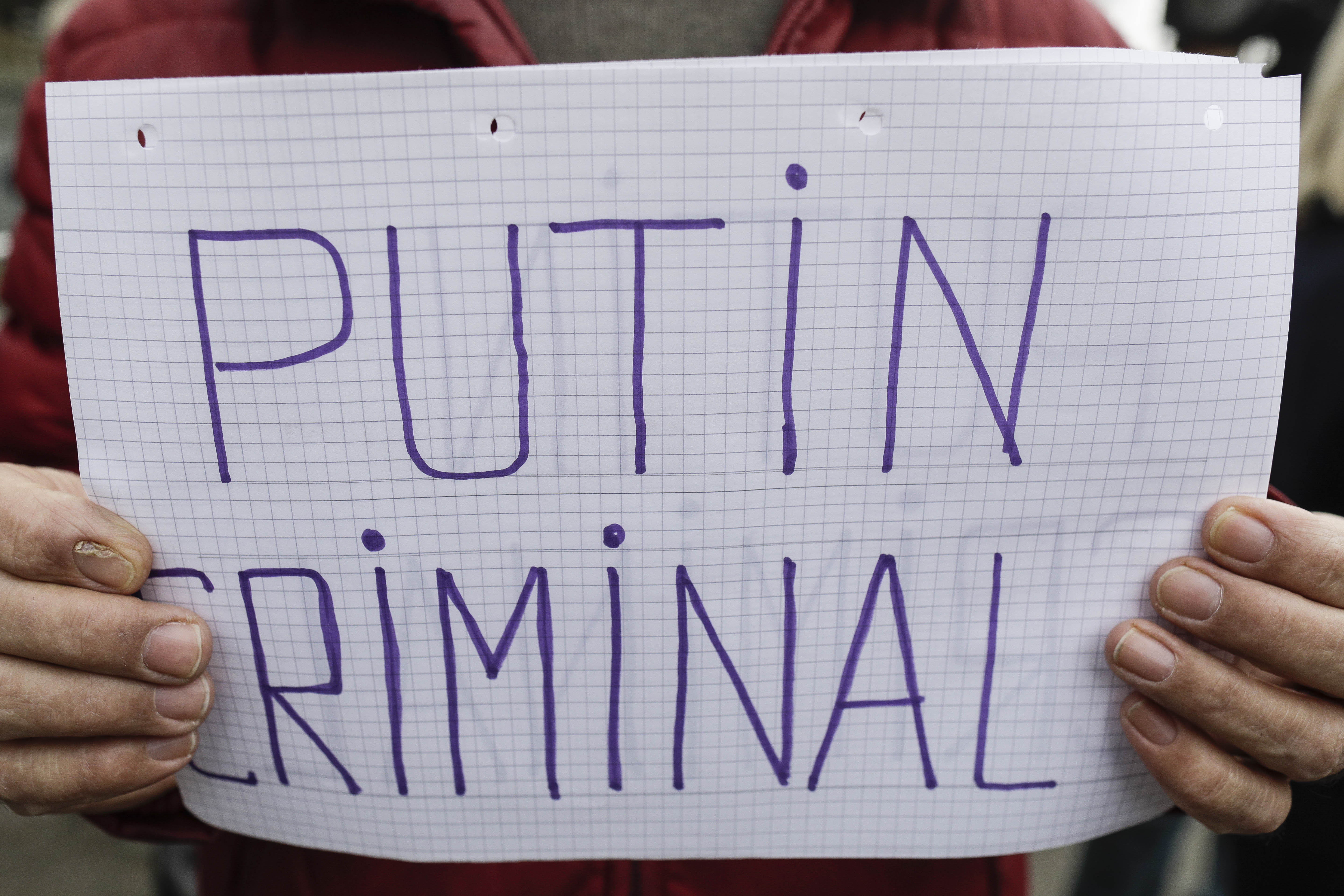 „Nu câștigi alegeri libere omorând opoziția”. Zeci de oameni îi aduc un omagiu lui Aleksei Navalnîi la sediul Ambasadei Rusiei la București