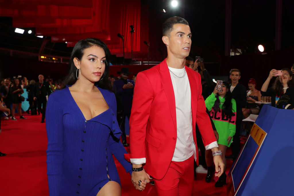 Közeleg az esküvő? Felfoghatatlanul drága eljegyzési gyűrűben jelent meg Cristiano Ronaldo – fotó