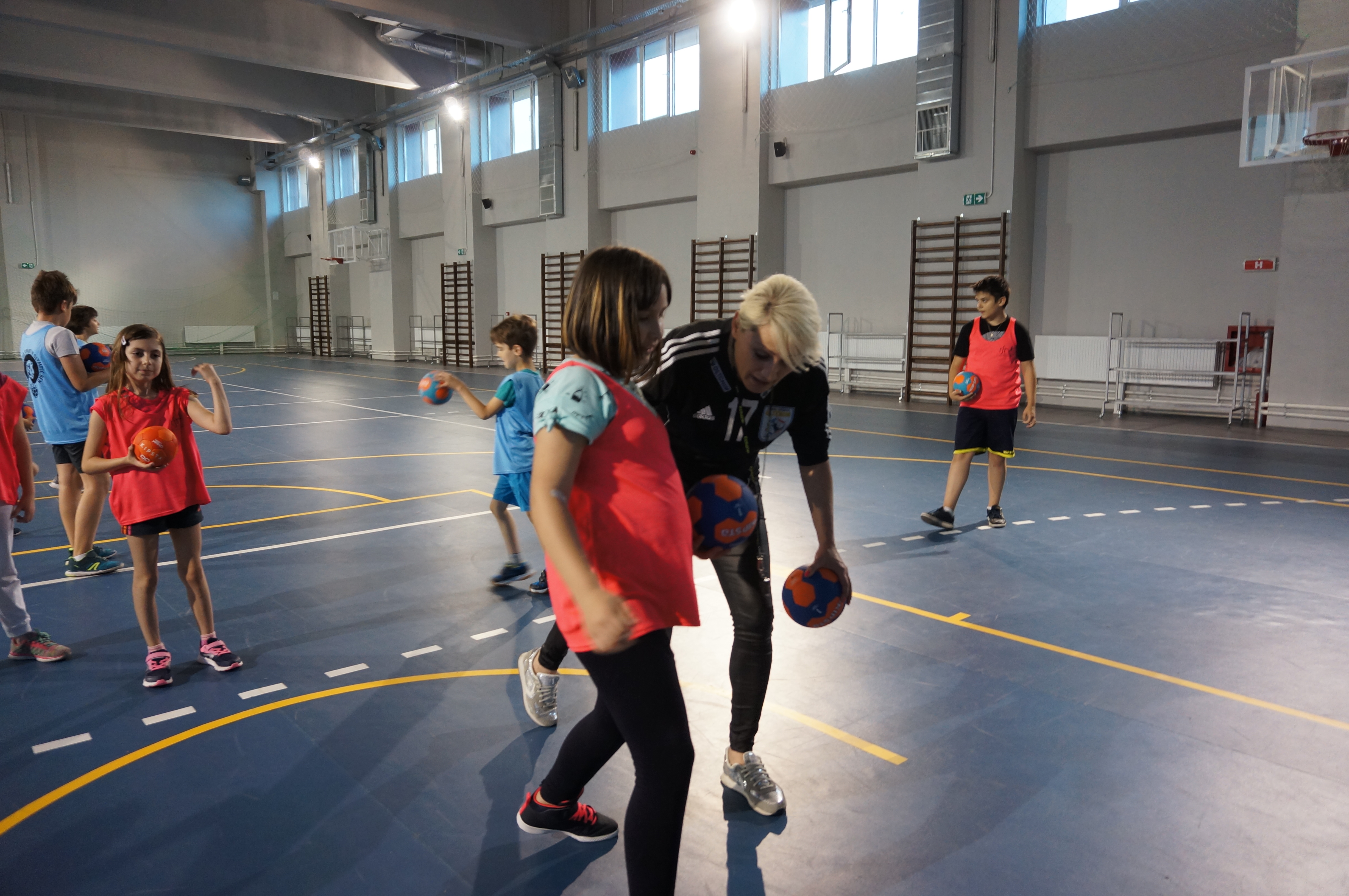 Ramona Farcău îi învață handbal pe copii / GALERIE FOTO