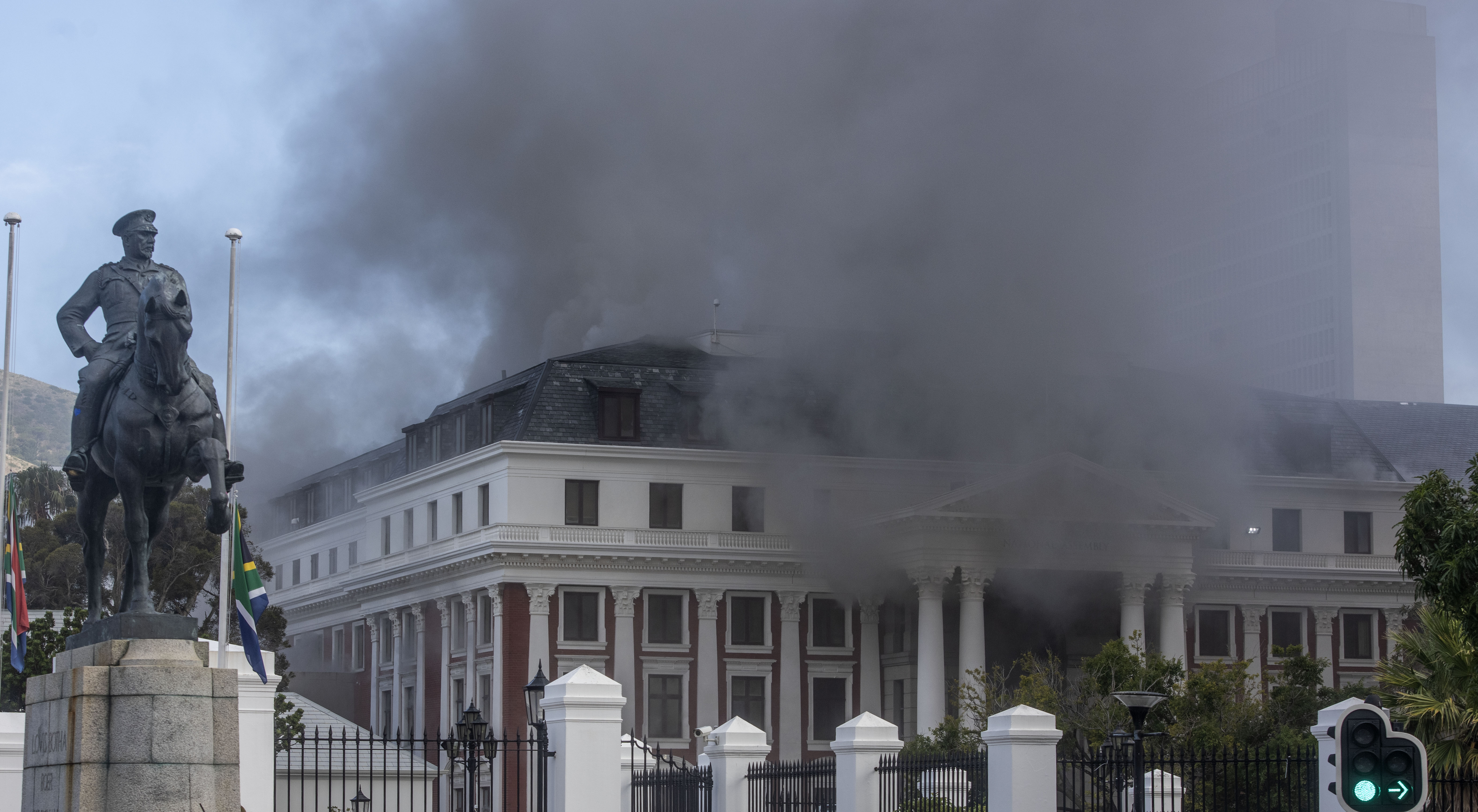 VIDEO | Clădirea Parlamentului din Cape Town, distrusă parțial de un incendiu
