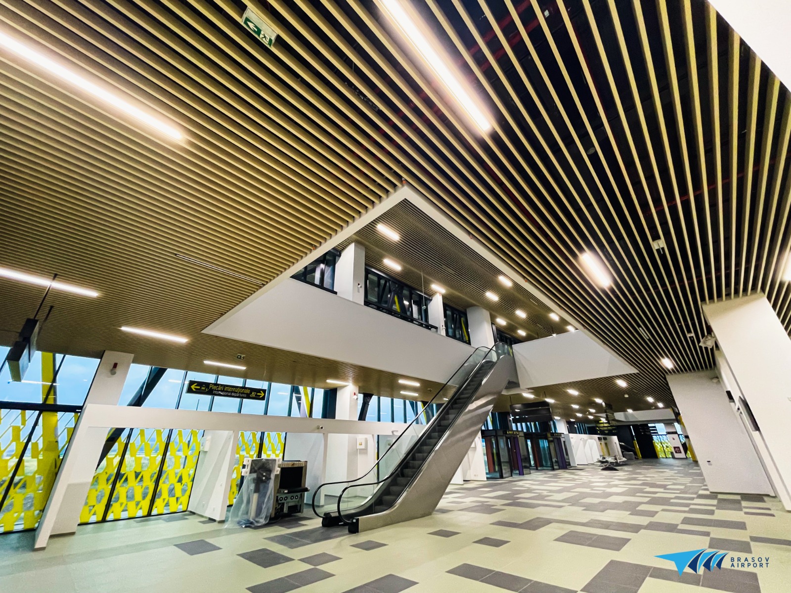IMAGINI. Cum arăta acum un an aeroportul neterminat din Brașov și cum au reușit să-l finalizeze. Este primul aeroport nou din România din ultimii 50 de ani