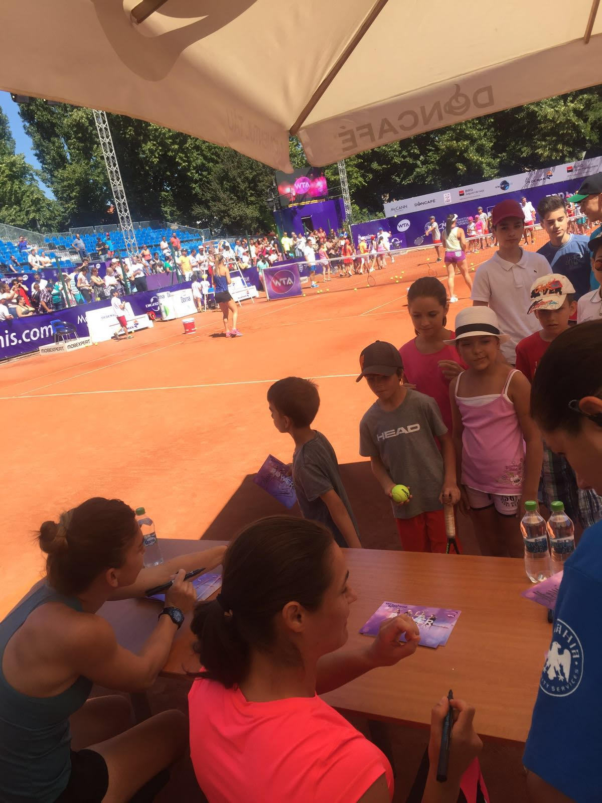 Openul de tenis al României. Simona Halep a dat autografe la foc automat, la ”Kids Day”. O nuntă a perturbat calificările de sâmbătă / FOTO&VIDEO