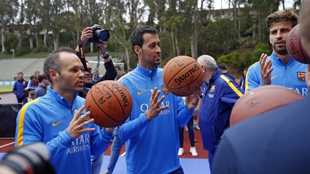 Fotbaliștii Barcelonei s-au antrenat cu starurile NBA de la Golden State Warriors / VIDEO