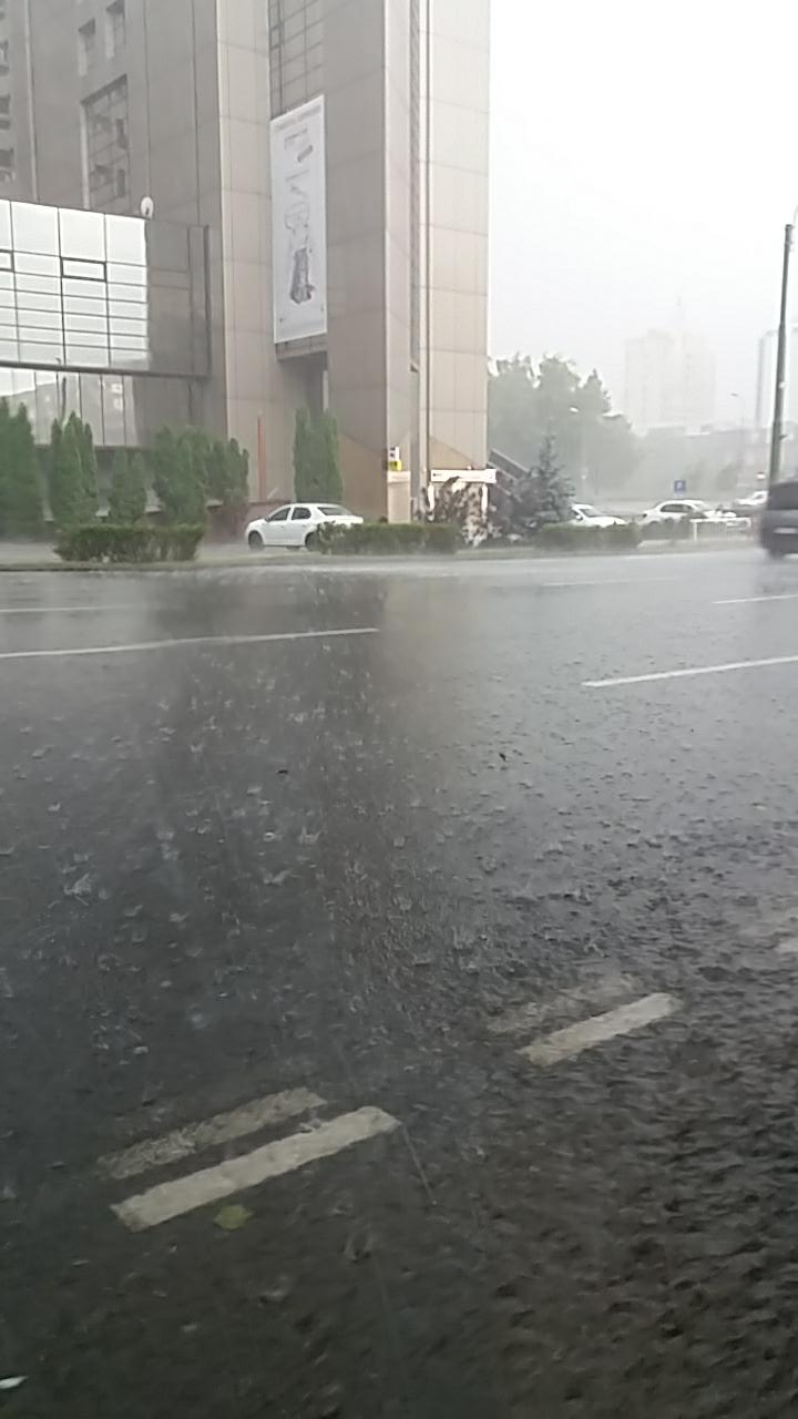 Inundații în Brașov după ploile torențiale. Traficul feroviar, blocat de un copac doborât de furtună / FOTO&VIDEO