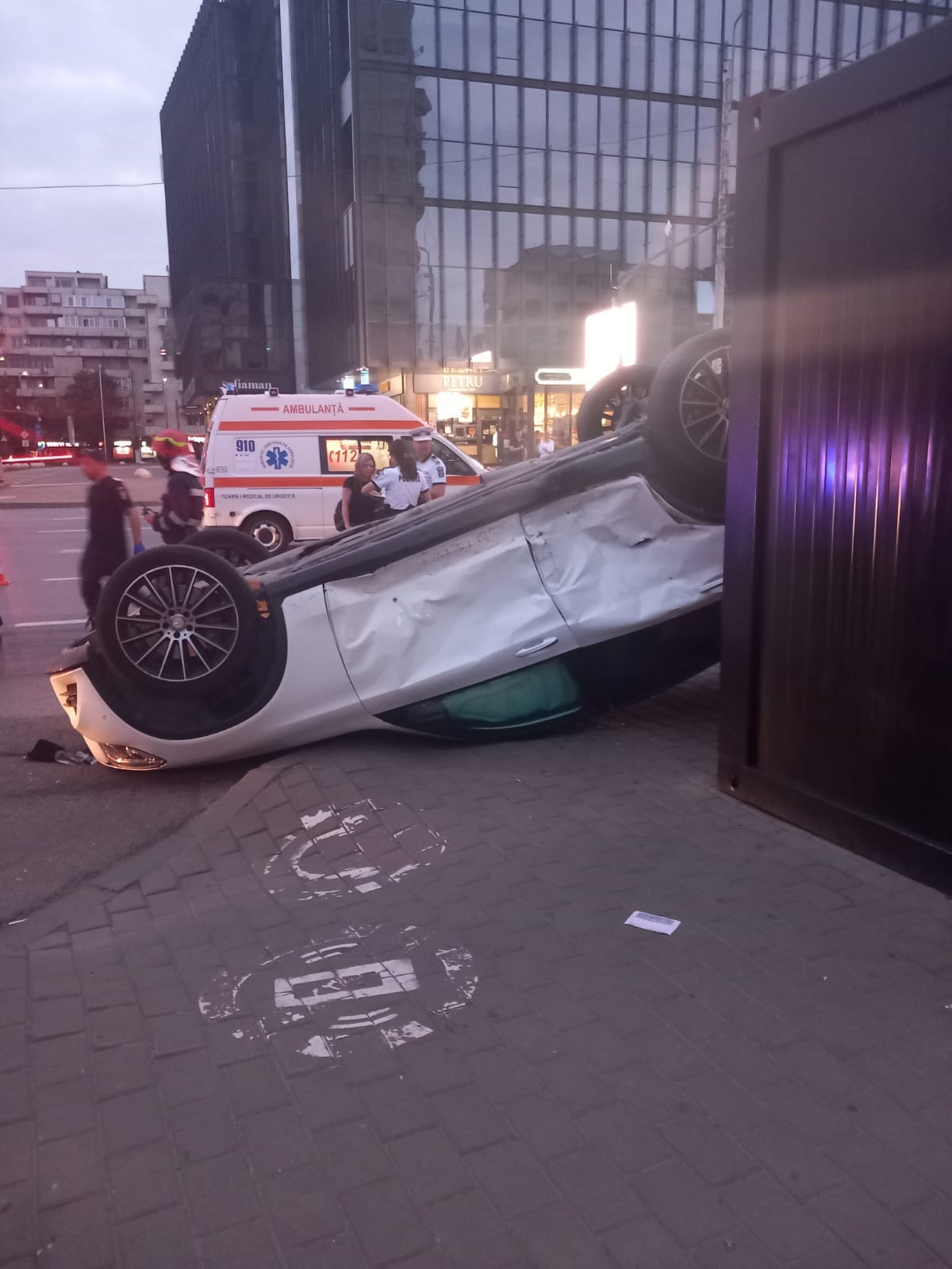 Un Audi a răsturant un Mercedes, în Iași. Sunt 6 victime, iar impactul a fost filmat