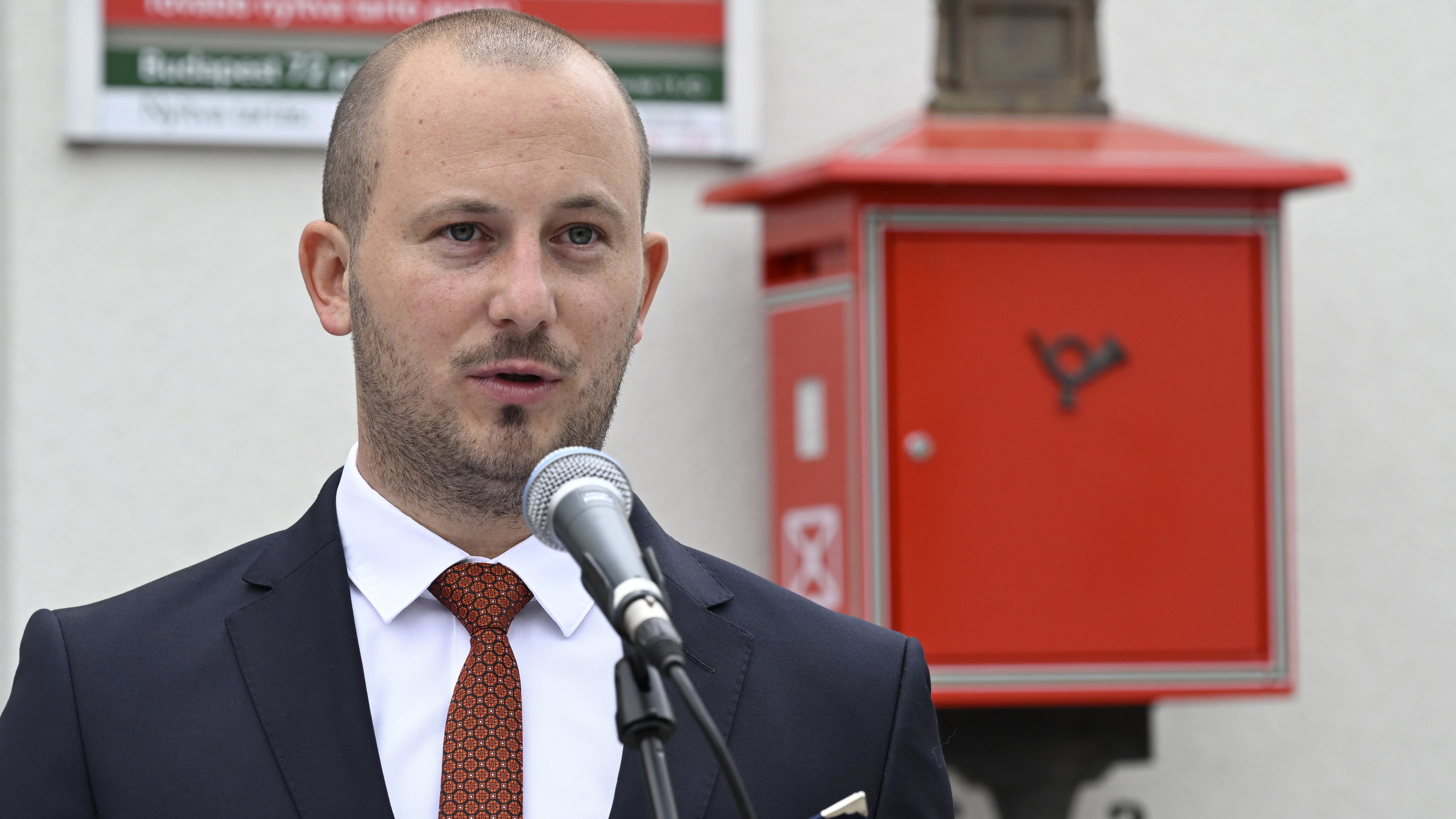 Bűnügyi felügyelet alá került a halásztelki fideszes polgármester, aki zsíros parlamenti kamuállást intézett az anyjának