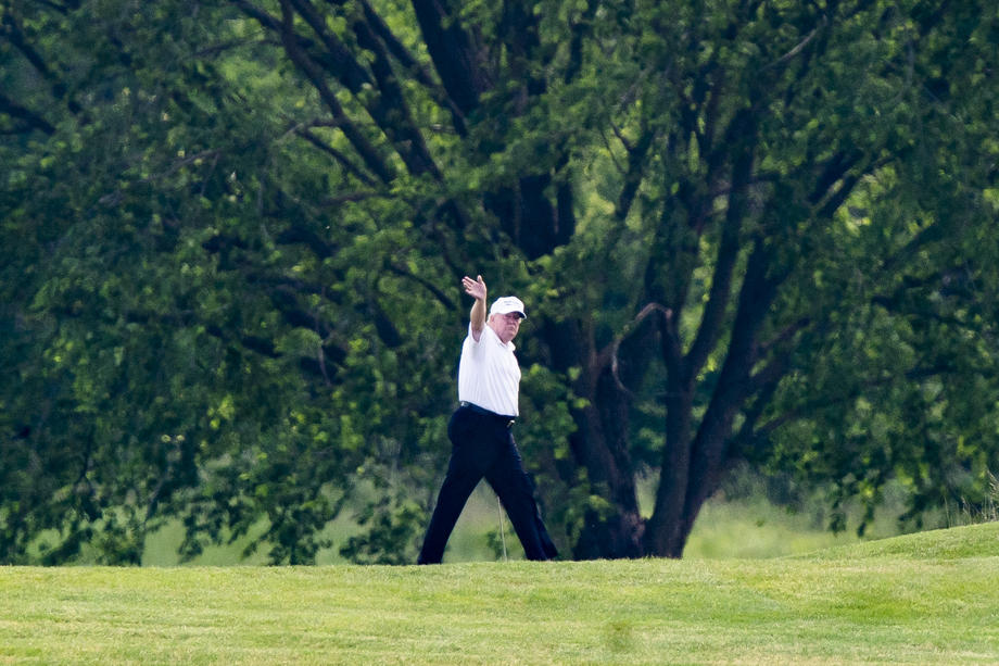 Cu 1,6 milioane de cazuri de coronavirus în SUA, Donald Trump a jucat golf. În 2014, l-a criticat pe Obama pentru acelaşi lucru, când erau două cazuri de Ebola