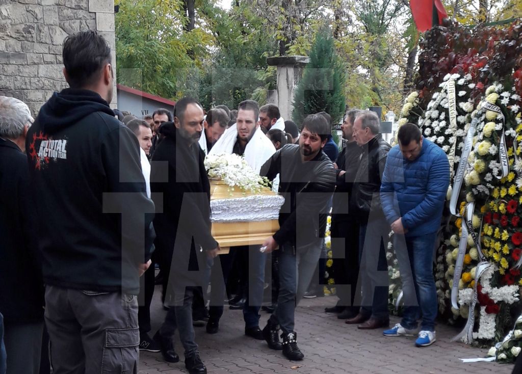 FOTO EXCLUSIV/ Elena Băsescu și-a plâns fostul iubit pe ultimul drum. Cristi Toporan a fost îngropat