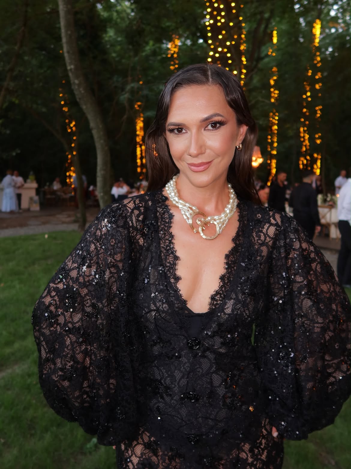 Adela Popescu, apariție spectaculoasă într-o rochie transparentă, la o nuntă: „De la porumb la dantelă nu e decât un pas” Cum a reacționat Cosmin Seleși când a văzut-o