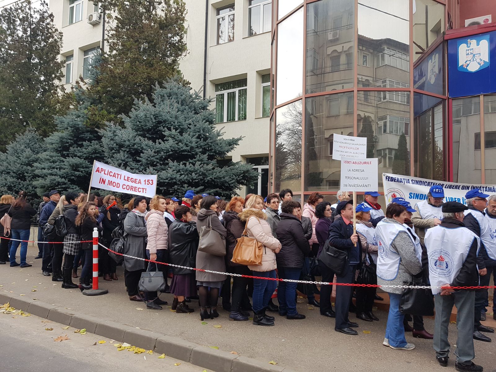 #SalariileRomanilor: Profesorii au ieșit în stradă la Vaslui: ”Sistați abuzurile la adresa personalului din învățământ”| FOTO&VIDEO REPORTAJ