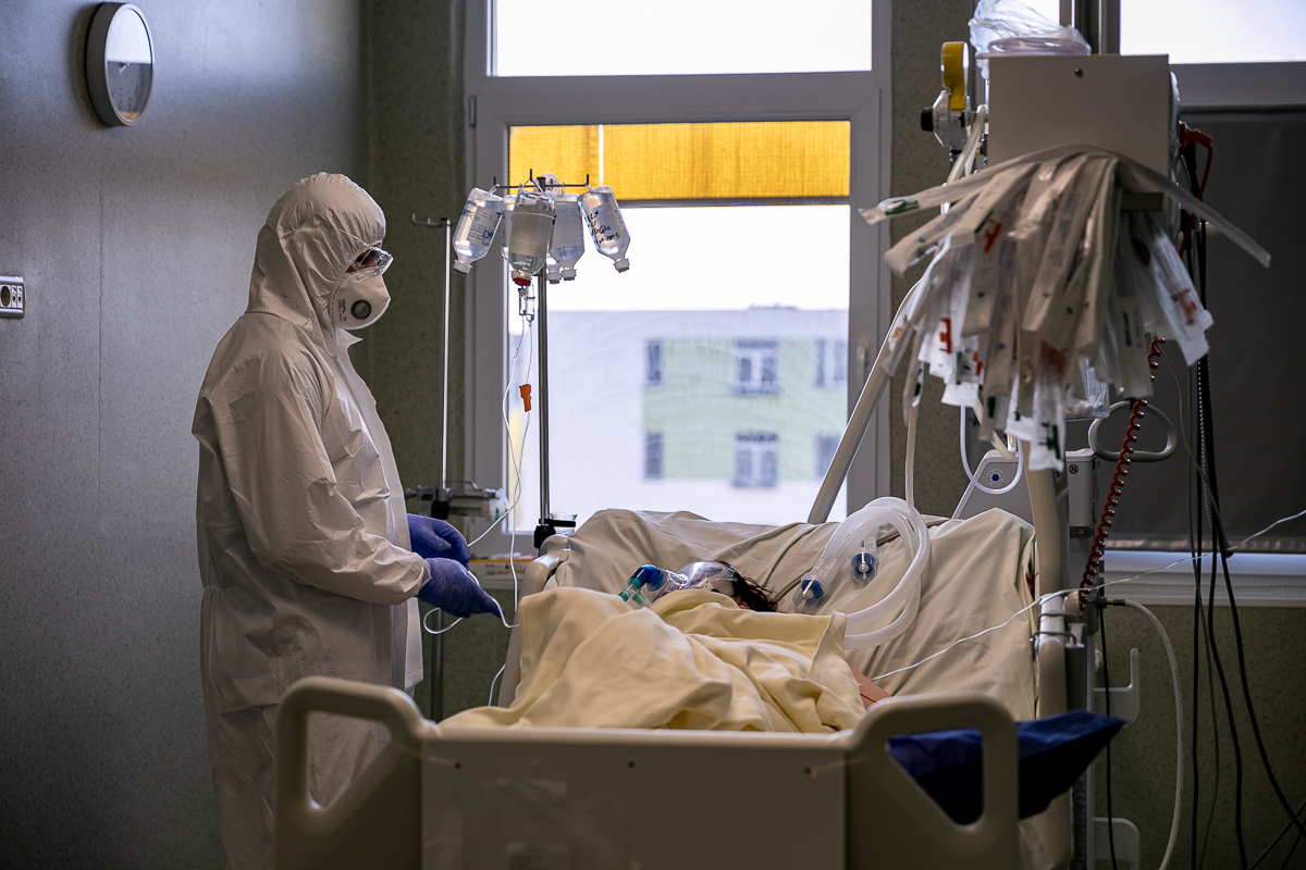 Reportaj în miezul coșmarului COVID. Medicii din ATI Oradea fac un apel disperat la compatrioții lor: „Parcă suntem două lumi”
