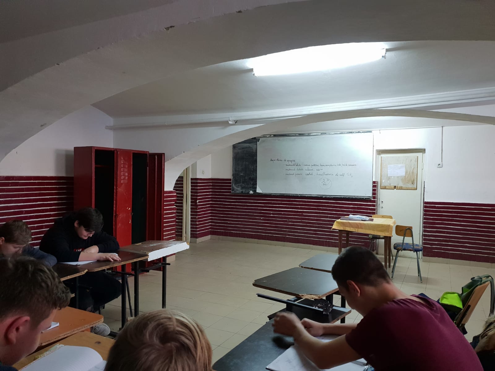Peste 500 de elevi învață într-o școală fără acoperiș, în Timișoara. Clădirea distrusă de o furtună, în septembrie 2017, nu a fost reparată nici până acum!