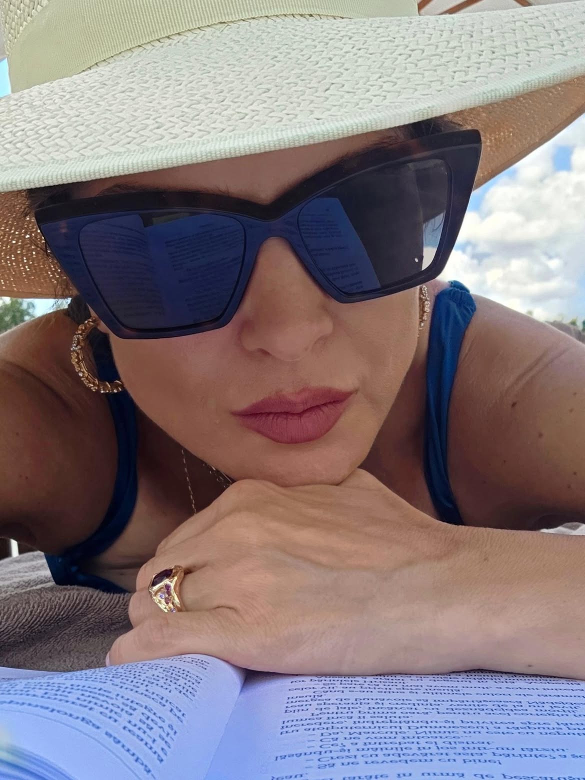 Cum au apărut Monica Bîrlădeanu și soțul ei, Valeriu Gheorghiță, în vacanța din Grecia. Imagini inedite cu actrița în costum de baie, la 47 de ani