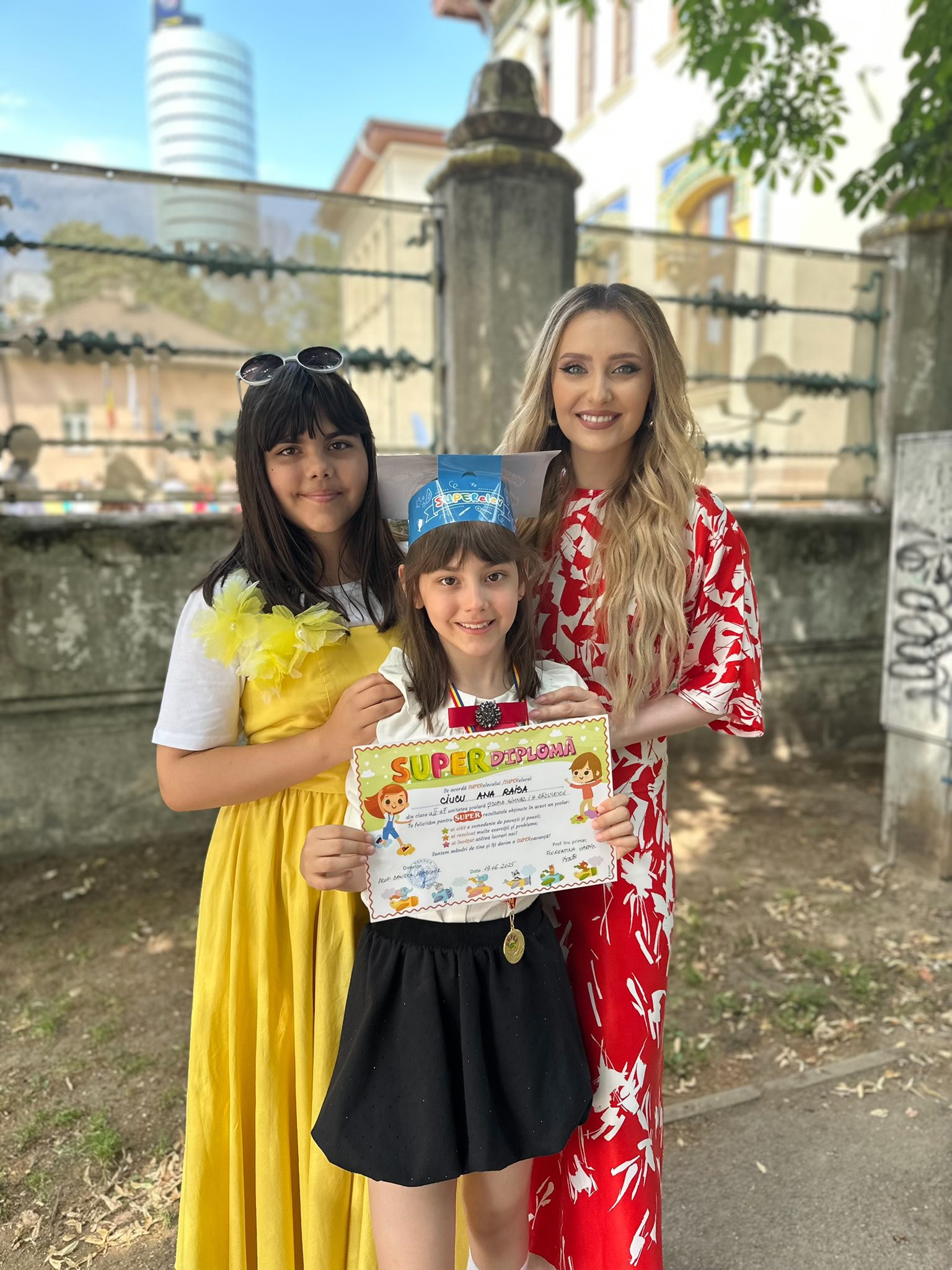 Cum a apărut Alina Sorescu la serbările fetițelor sale. Carolina a terminat clasa a IV-a, iar Raisa a încheiat clasa a II-a