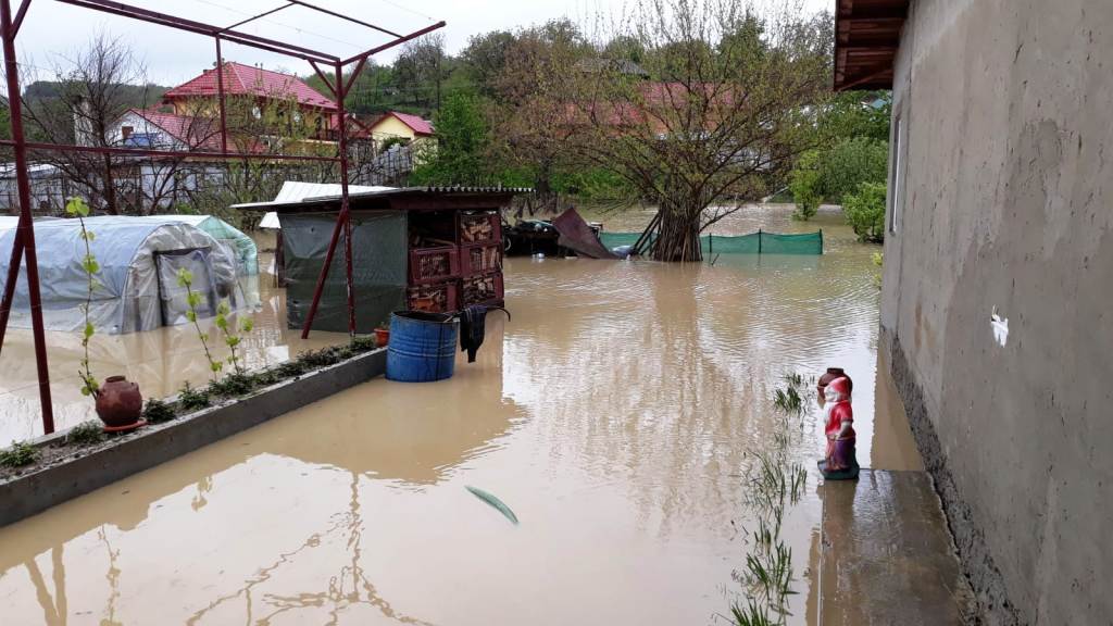 Inundații puternice în peste 20 de localități din Neamț. Zeci de gospodării, drumuri și terenuri, acoperite de ape / FOTO&VIDEO