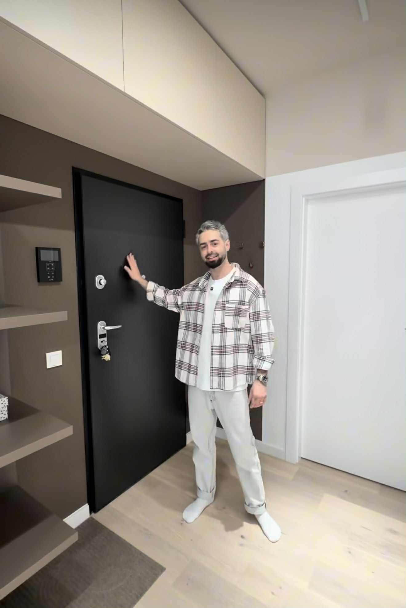 Imagini din apartamentul de lux în care locuiește Radu Bucălae cu soția. Mobila e făcută la comandă, la sfatul designerilor de interior