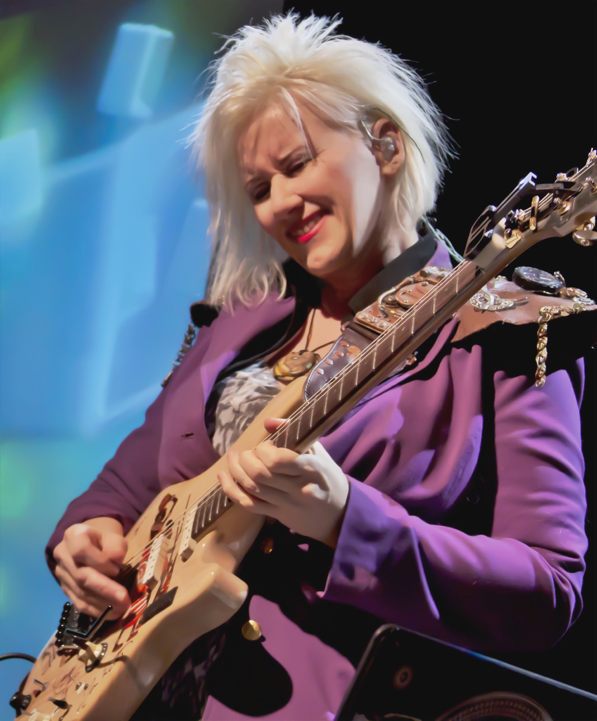 Jennifer Batten, chitarista lui Michael Jackson: „A ales să cânte la București pentru a ridica moralul românilor, care veneau după teribila perioadă a comunismului” 