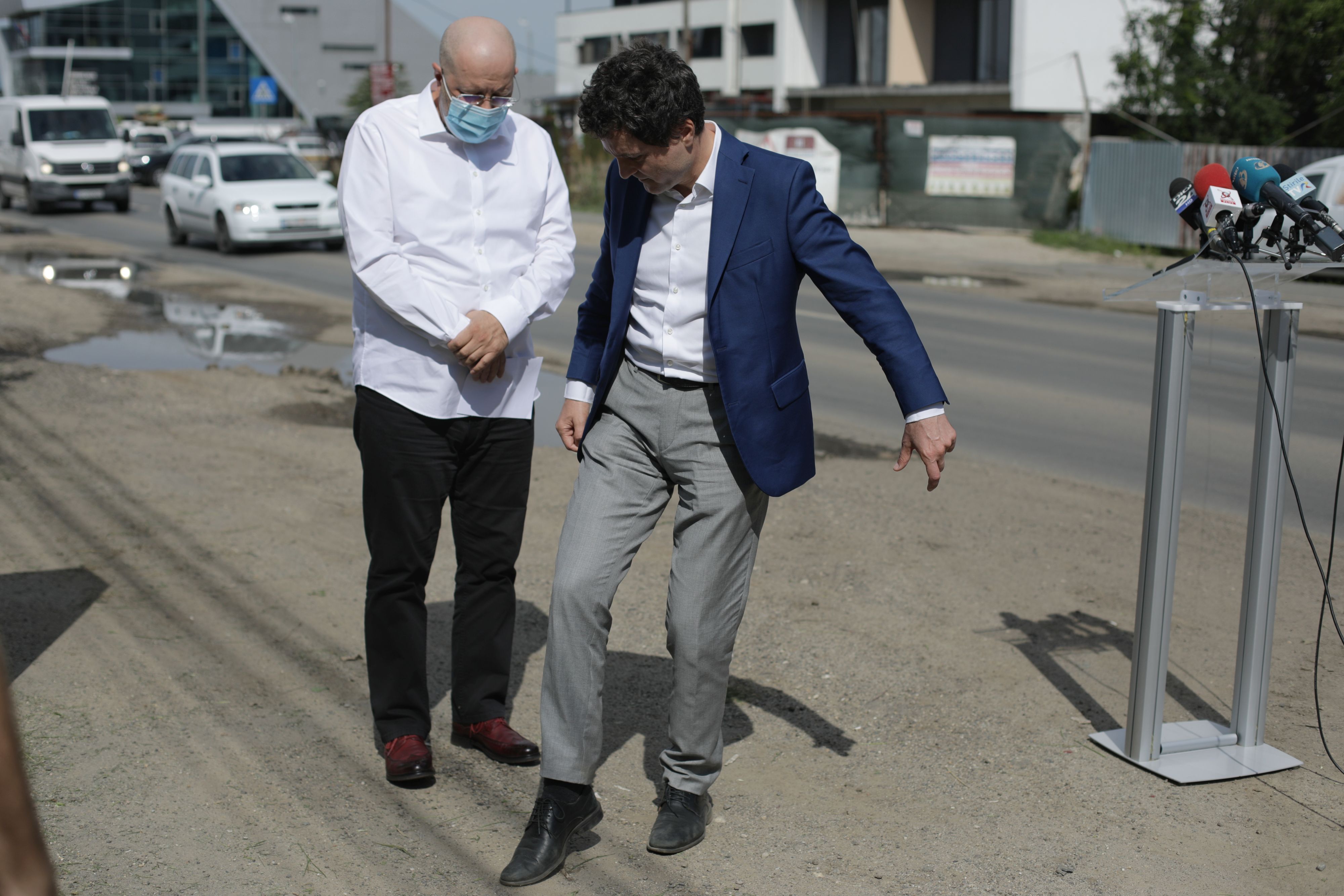Conferință de presă cu scandal. Nicușor Dan și viceprimarul Bădulescu s-au îmbrâncit: “Eşti mână în mână cu mafia PNL” vs. “Du-te, domnule, de aici!”