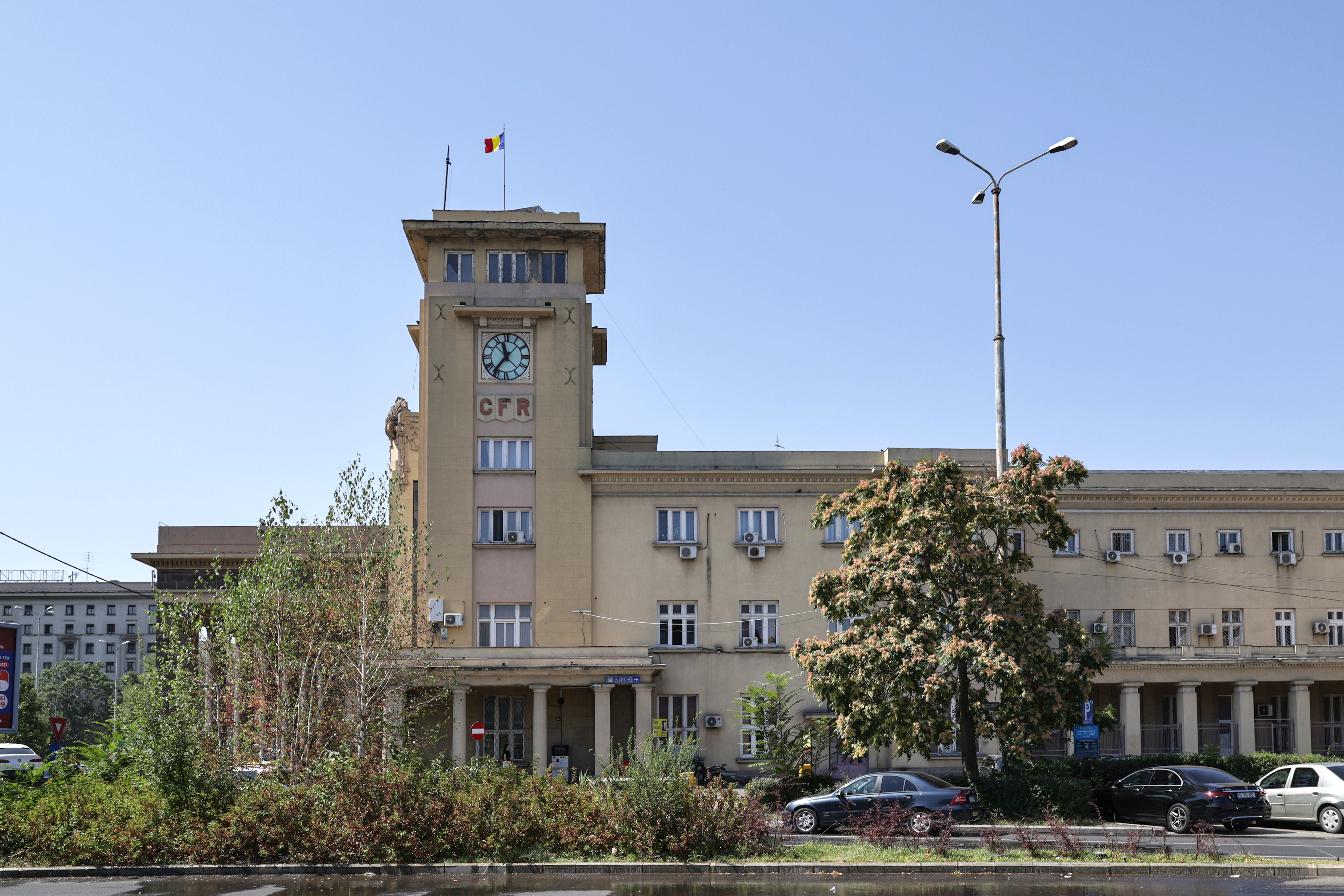 Icoane, merdenele și chiloți. Între istorie și mizerie: ce s-a ales de una dintre cele mai importante clădiri din București