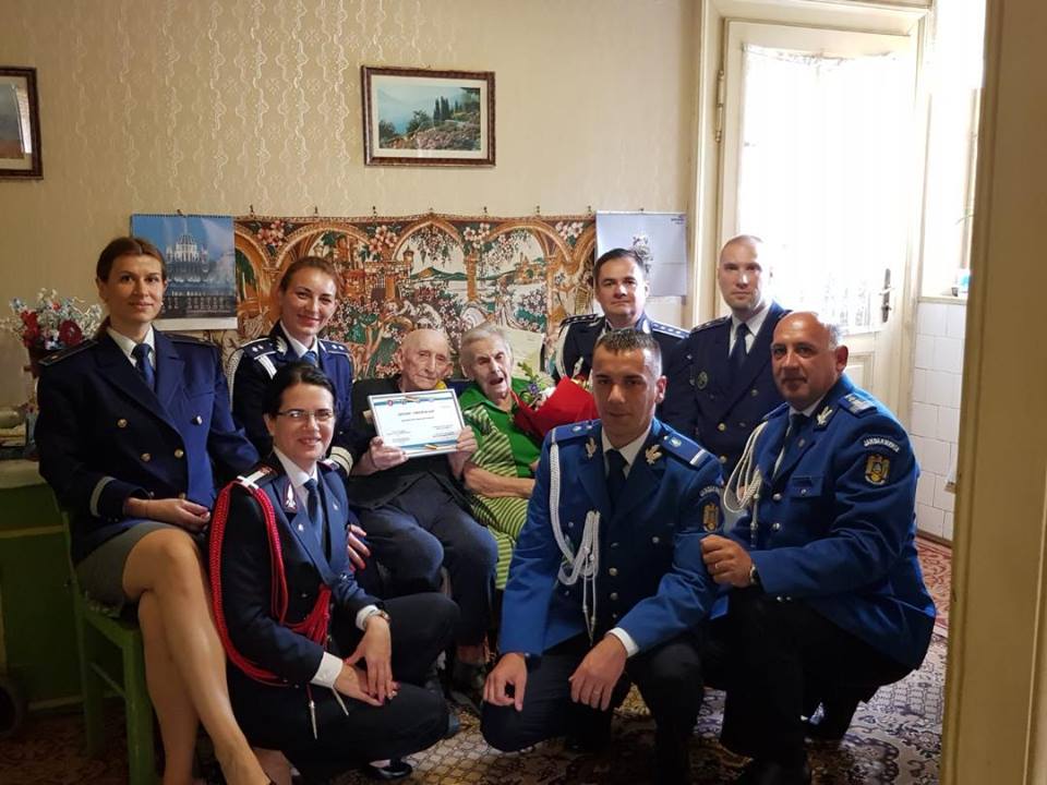 Șase oameni din Satu Mare, născuți în 1918, odată cu România, au fost felicitați de MAI