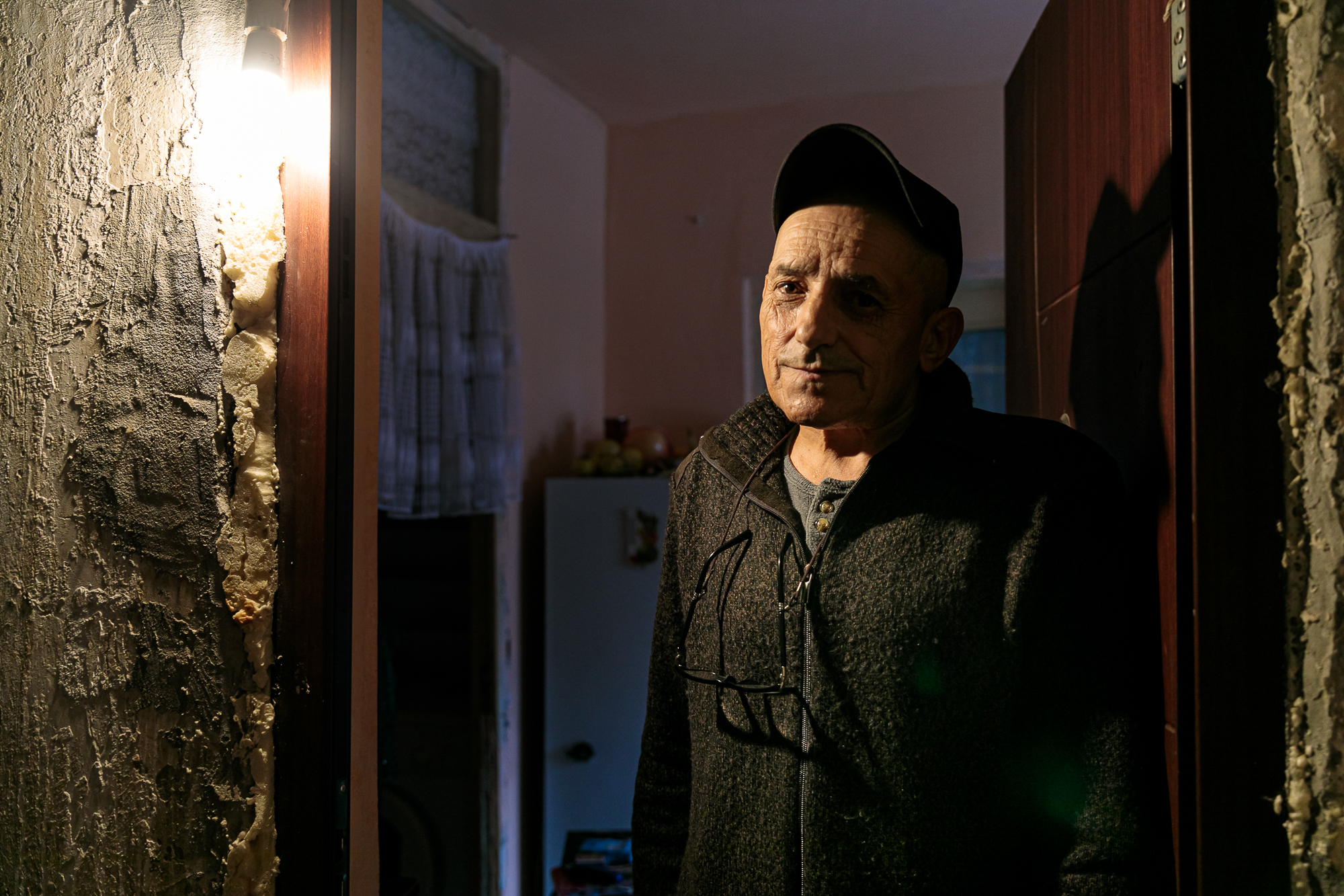 Reportaj în Valea Resemnării | Oamenii din Valea Jiului pun în urnă votul, nu și speranța lor de mai bine. ”Suntem în ruină, dar încercăm să rămânem oameni”