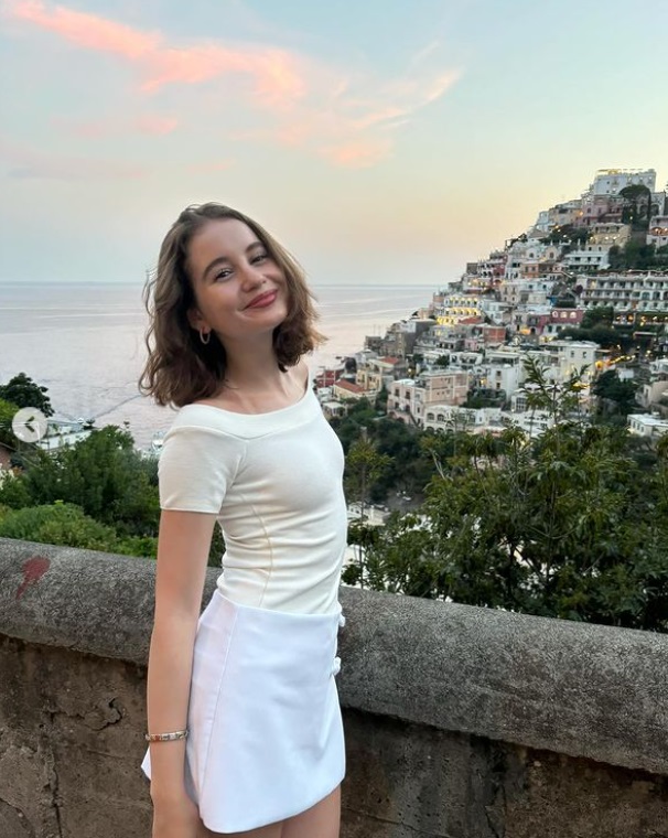 Irina Columbeanu calcă pe urmele mamei sale și se inspiră din ținutele Monicăi Gabor. Poartă o geantă de 30.000 de euro