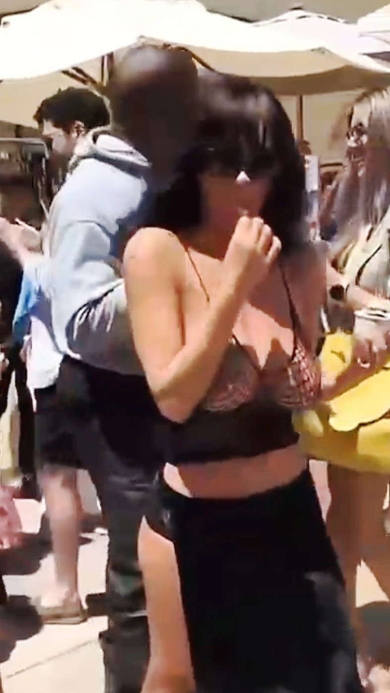 Bianca Censori a șocat cu ținuta purtată într-o piață din Spania. Îmbrăcată cu o bluză din plasă și bikini negri, ea a stârnit reacții: „Am văzut totul”