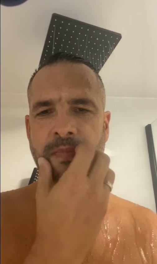 Explicația lui Mădălin Ionescu, după ce s-a filmat live din duș, pe Facebook: „Când vorbești despre cultură e greu să faci vizualizări”