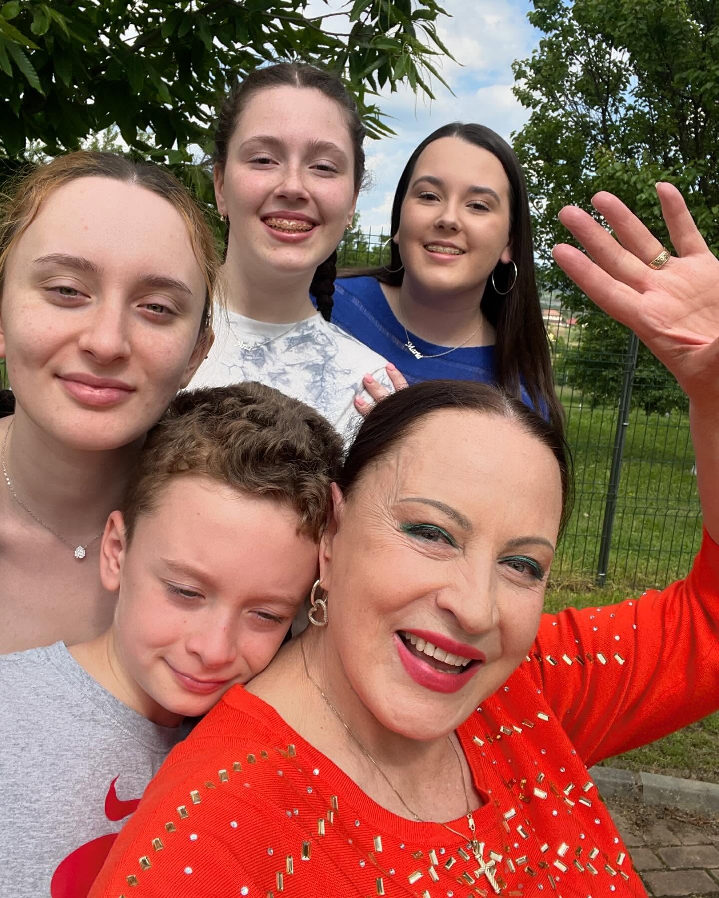 Maria Dragomiroiu împlinește astăzi 70 de ani. Imagini rare cu familia artistei de muzică populară. „Va fi o zi specială”