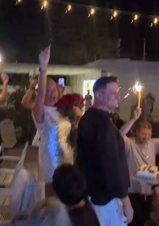Imagini cu Vica Blochina și iubitul ei, la petrecerea aniversară a vedetei. Moment tandru în văzul tuturor. „Iubirea vieții mele”
