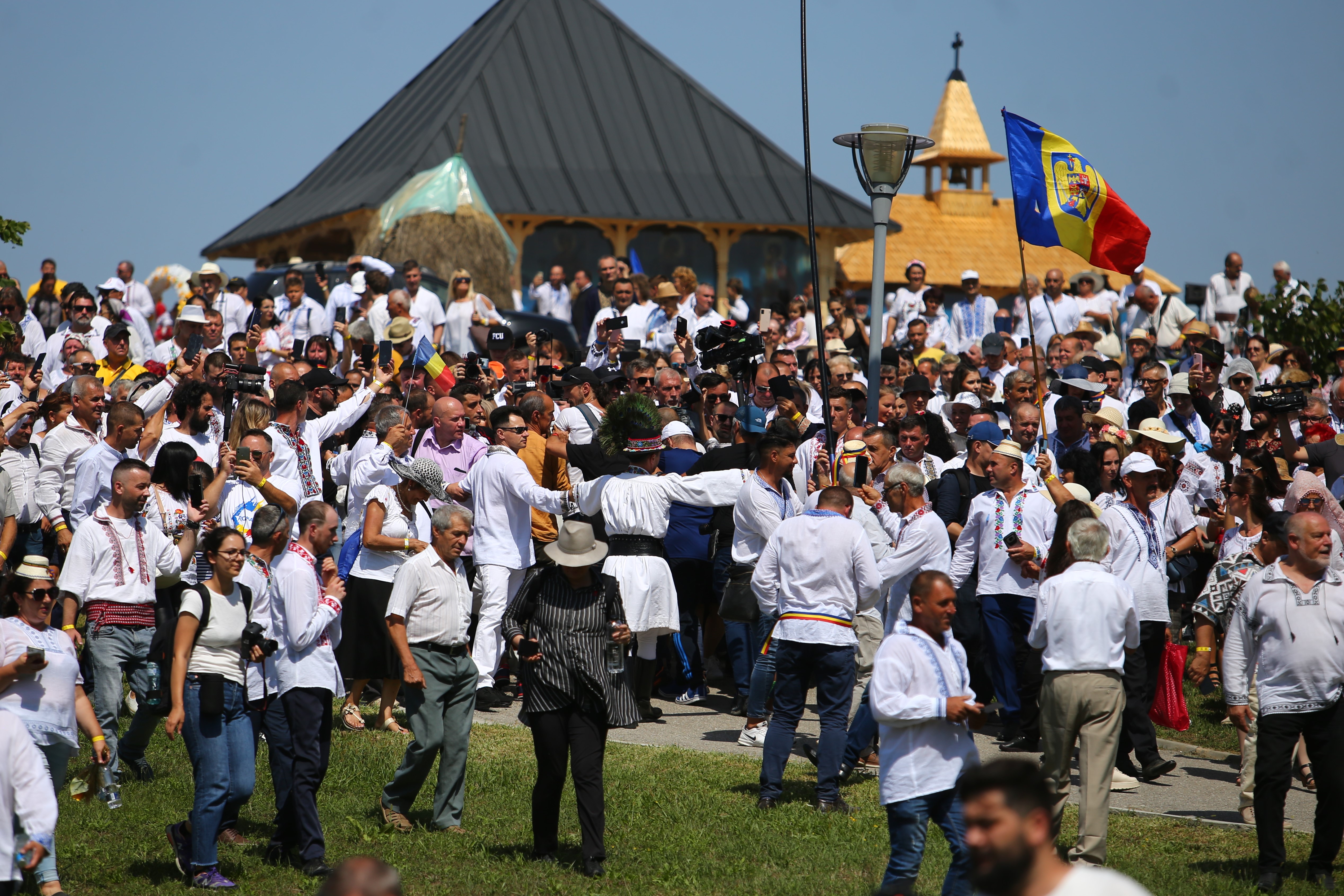 O mireasă și două nunți. Cum a petrecut poporul în vale, iar ceilalți invitați, în deal, la căsătoria „domnului AUR”, George Simion