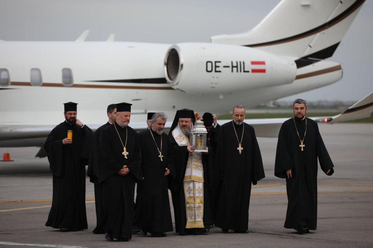 FOTO & VIDEO | Sfânta Lumină de la Ierusalim a ajuns în România, cu un avion special