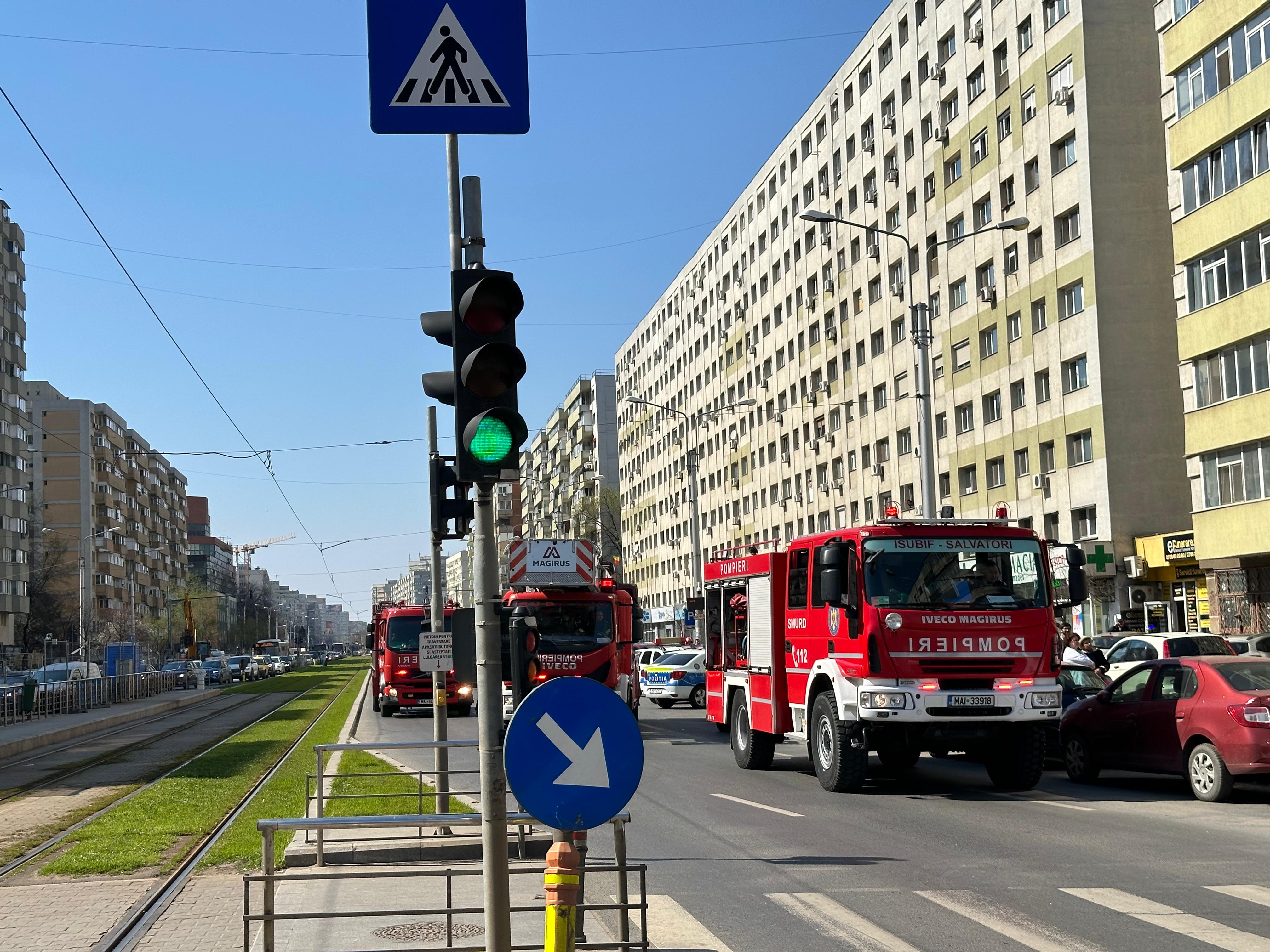 Incendiu la o locuință dintr-un bloc din Capitală. Zeci de locatari, evacuați, cinci au ajuns la spital