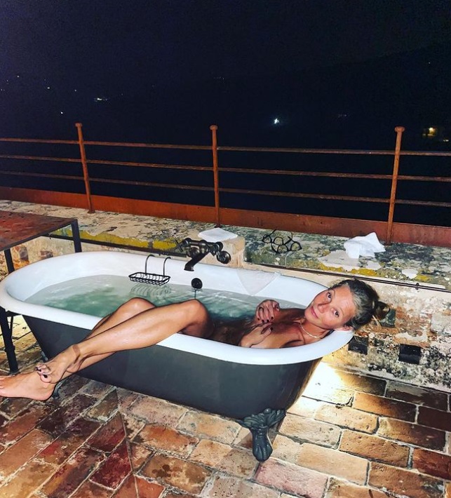Actrița de 52 de ani și-a uimit fanii. A gătit topless „micul dejun al iubitului” și a postat clipul video pe internet