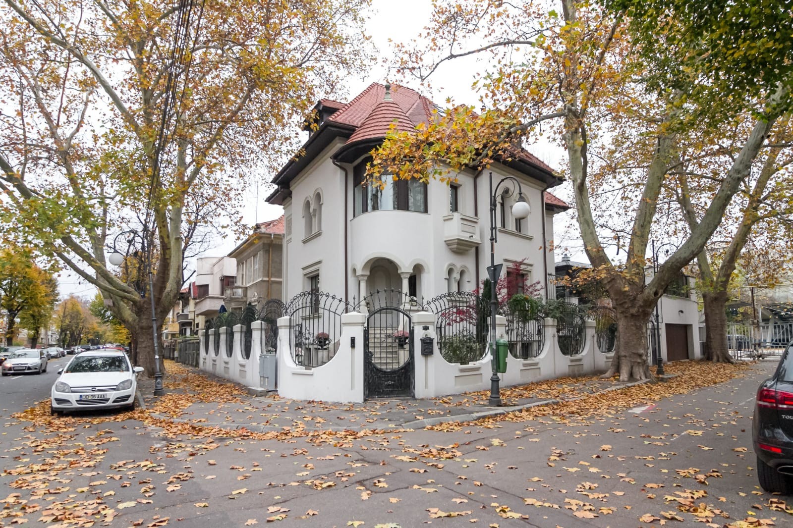 FOTO/ Cum arată vila dintr-o zonă de lux a Capitalei scoasă la vânzare cu aproape 2 milioane de euro