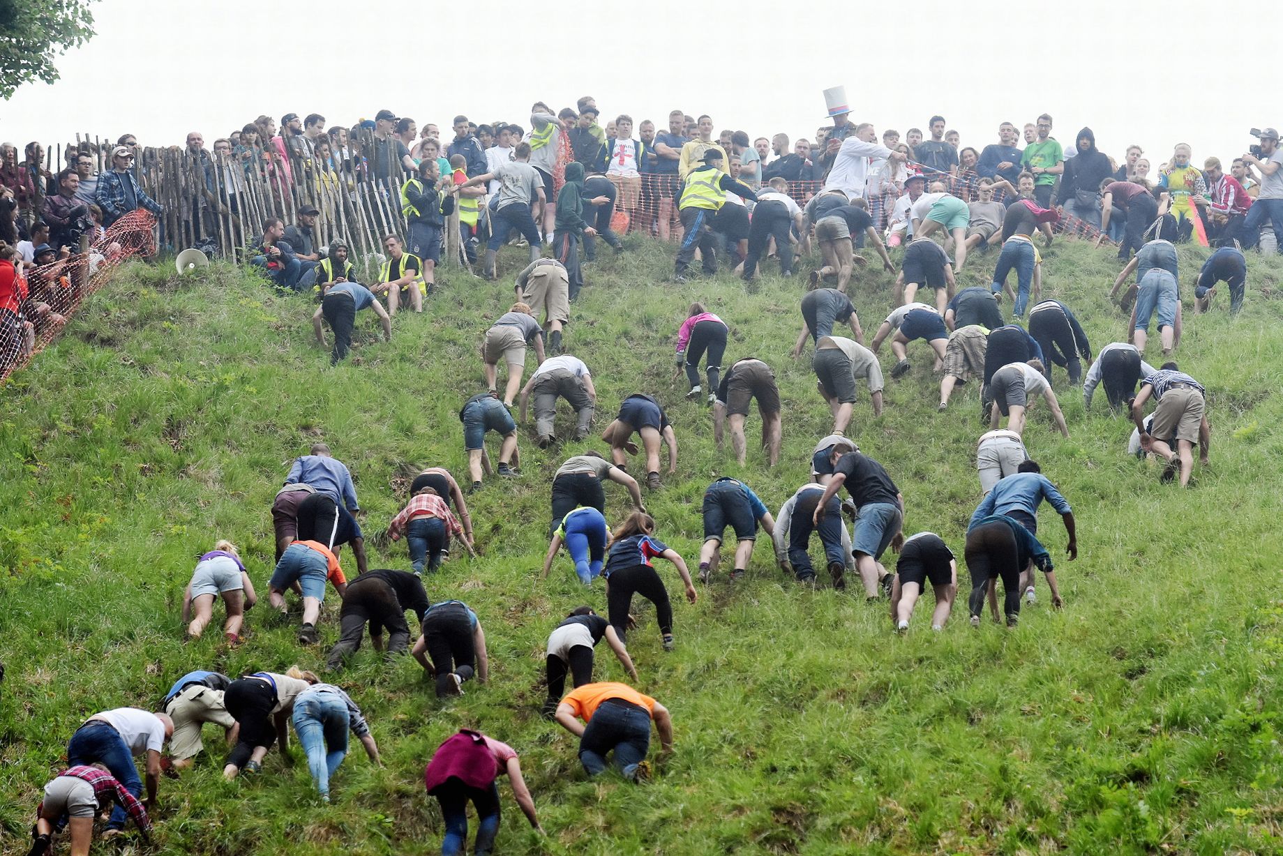 Cele mai ciudate festivaluri din lume. De la căratul soției în spate, săritul peste bebeluși, la alergatul la vale după roți de cașcaval